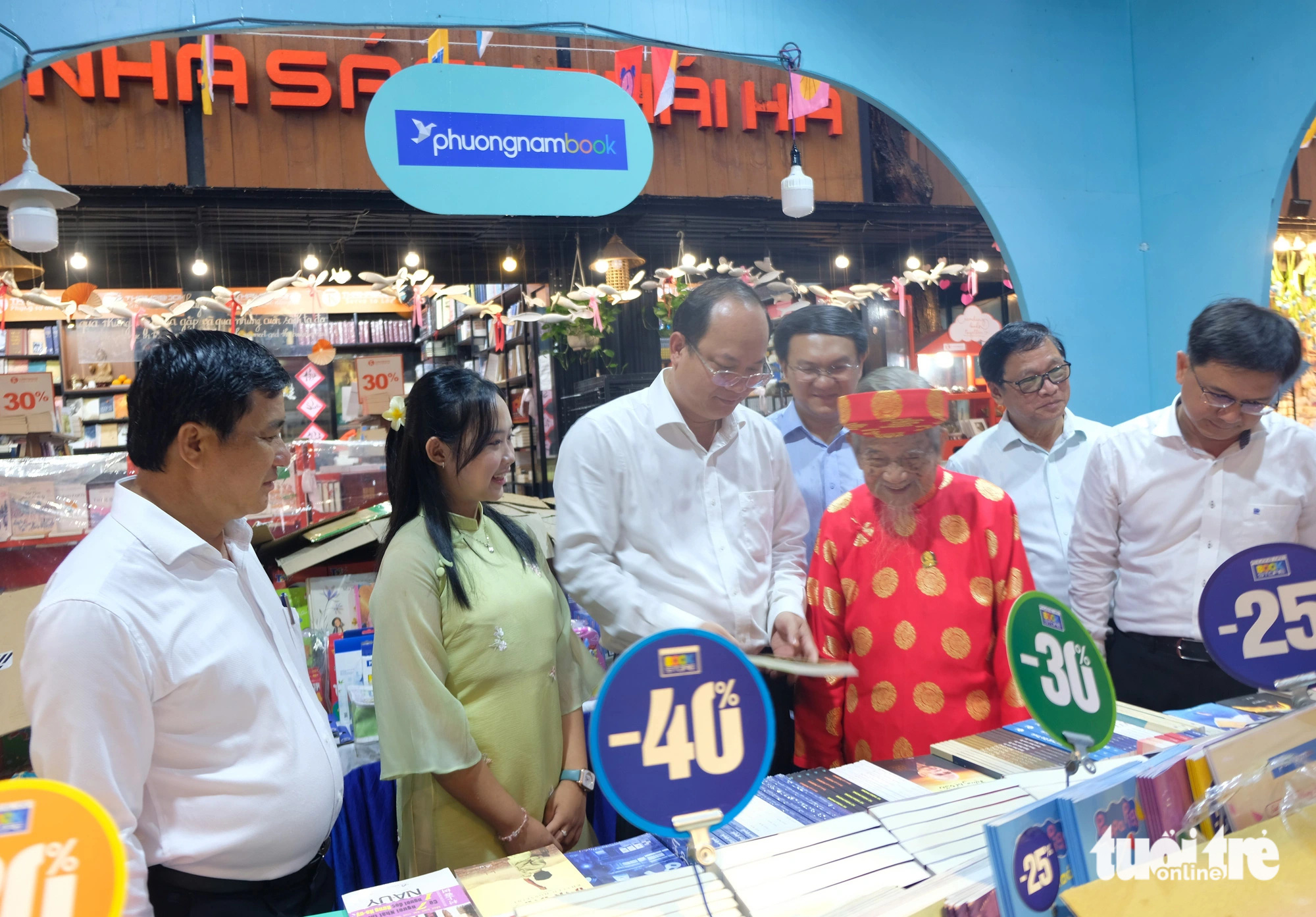 Phó bí thư thường trực Thành ủy TP.HCM Nguyễn Hồ Hải (thứ 3, từ trái qua), cụ Nguyễn Đình Tư và một số lãnh đạo tham quan hội sách. Trời mưa lớn thời điểm khai mạc nên khách tham quan không đông - Ảnh: LINH ĐOAN Phó bí thư thường trực Thành ủy TP.HCM Nguyễn Hồ Hải (thứ 3 từ trái qua), cụ Nguyễn Đình Tư và một số lãnh đạo tham quan hội sách. Trời mưa lớn thời điểm khai mạc nên khách tham quan không đông - Ảnh: LINH ĐOAN
