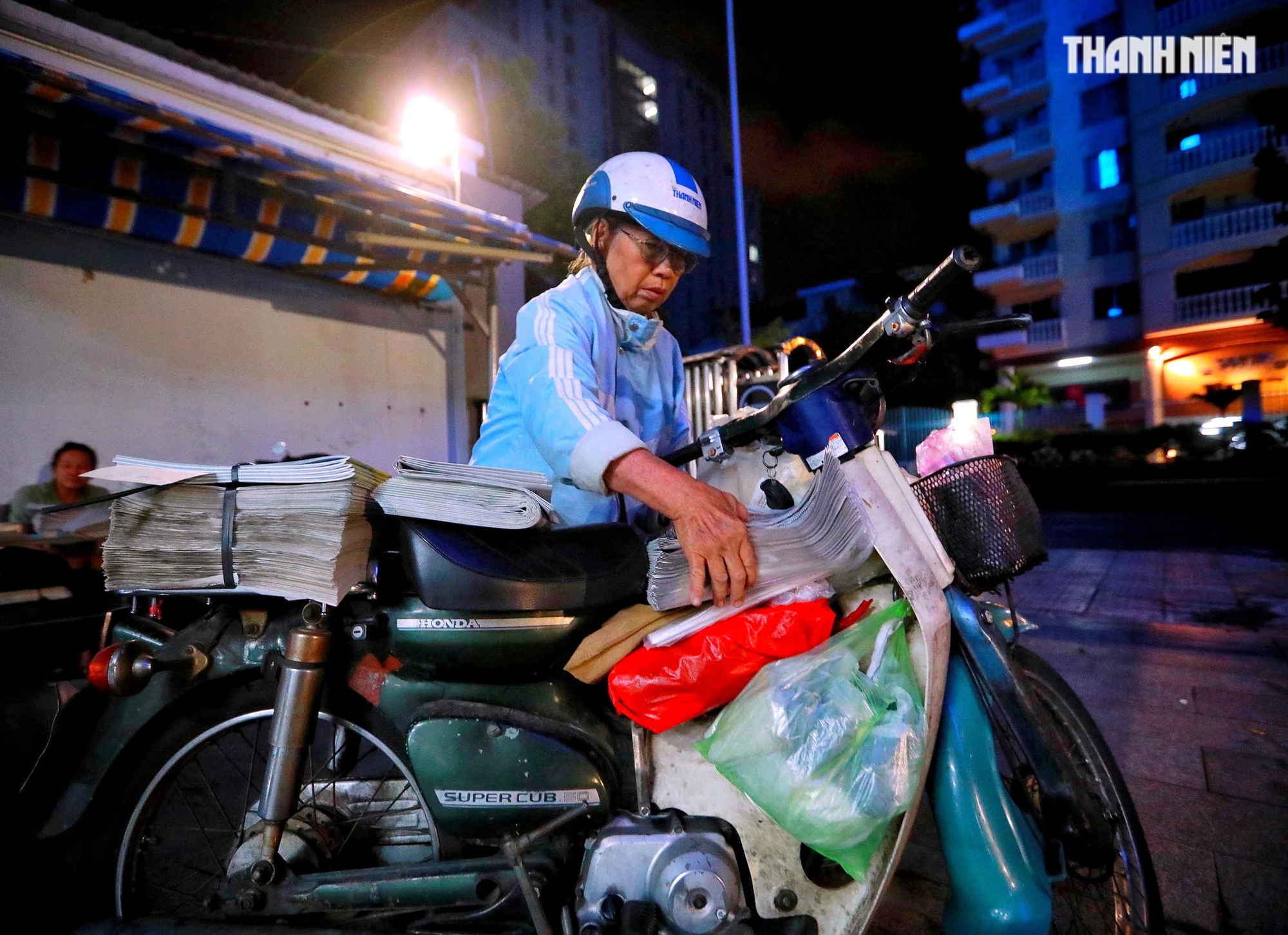 Cụ bà gần nửa đời người gắn bó với 'chợ báo' đêm giữa lòng TP.HCM- Ảnh 1. Cụ bà gần nửa đời người gắn bó với 'chợ báo' đêm giữa lòng TP.HCM- Ảnh 1.