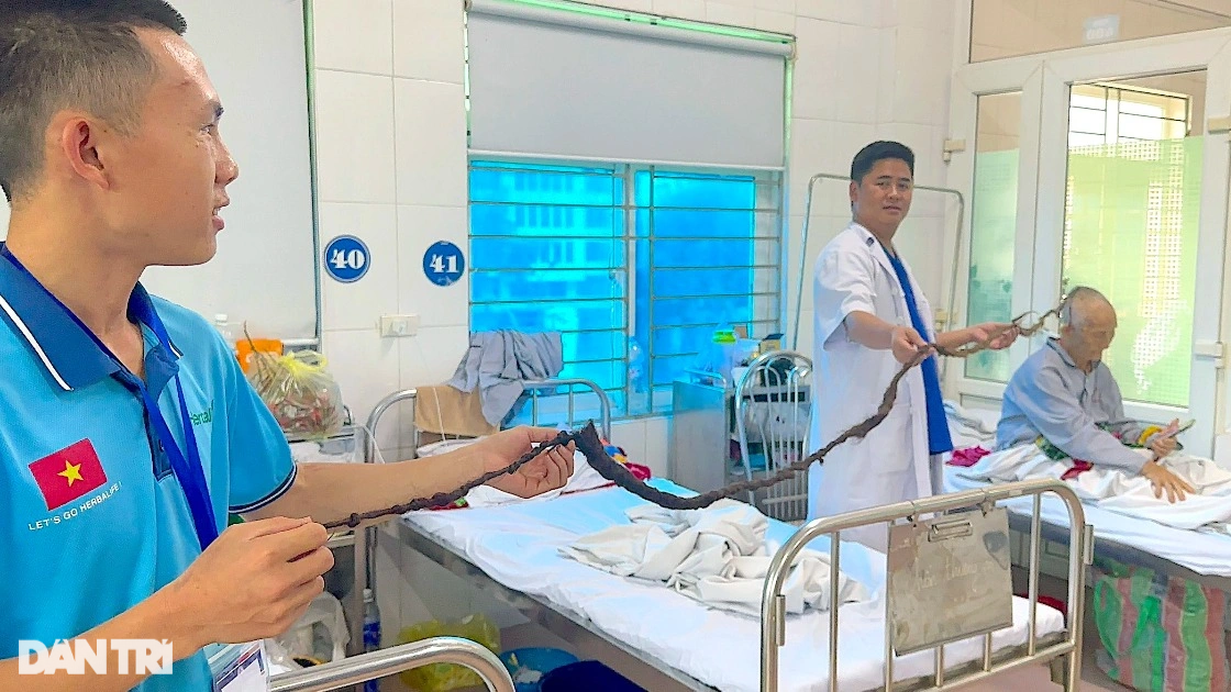 Cụ bà trăm tuổi có chỏm tóc dài gần 4m - 1 Cụ bà trăm tuổi có chỏm tóc dài gần 4m - 1