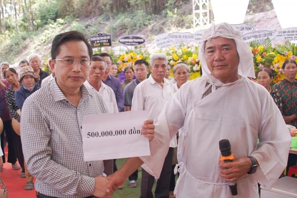 Cụ ông 98 tuổi dành toàn bộ tiền tiết kiệm lập quỹ khuyến học ở Hà Tĩnh - 1 Cụ ông 98 tuổi dành toàn bộ tiền tiết kiệm lập quỹ khuyến học ở Hà Tĩnh - 1
