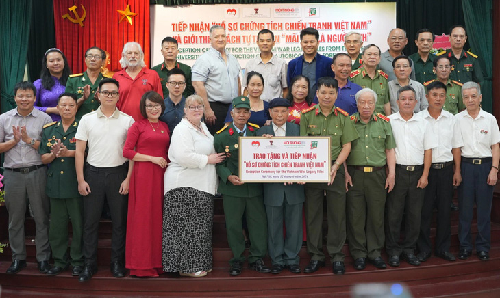 Hàng đầu, từ trái qua: người thứ 2 là thương bình Nguyễn Tiến Đồng, người thứ 6 là Thương binh Đỗ Xuân Thuyên nhận lại kỷ vật chiến trường từ những người Mỹ - Ảnh: BTC Hàng đầu, từ trái qua: người thứ 2 là thương binh Nguyễn Tiến Đồng, người thứ 6 là thương binh Đỗ Xuân Thuyên nhận lại kỷ vật chiến trường từ những người Mỹ - Ảnh: BTC