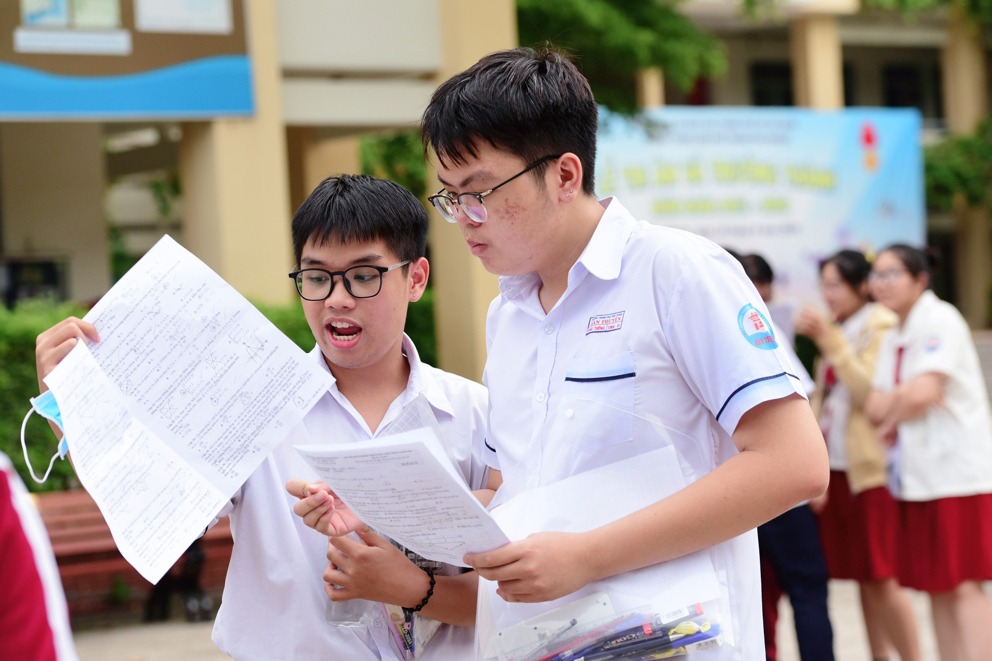 Đã có đề thi toán kỳ thi tốt nghiệp THPT 2024, nhiều thí sinh nói đề vừa sức- Ảnh 7. Thí sinh trao đổi bài sau khi kết thúc môn Toán tại điểm thi THPT Phú Nhuận - Ảnh: DUYÊN PHAN
