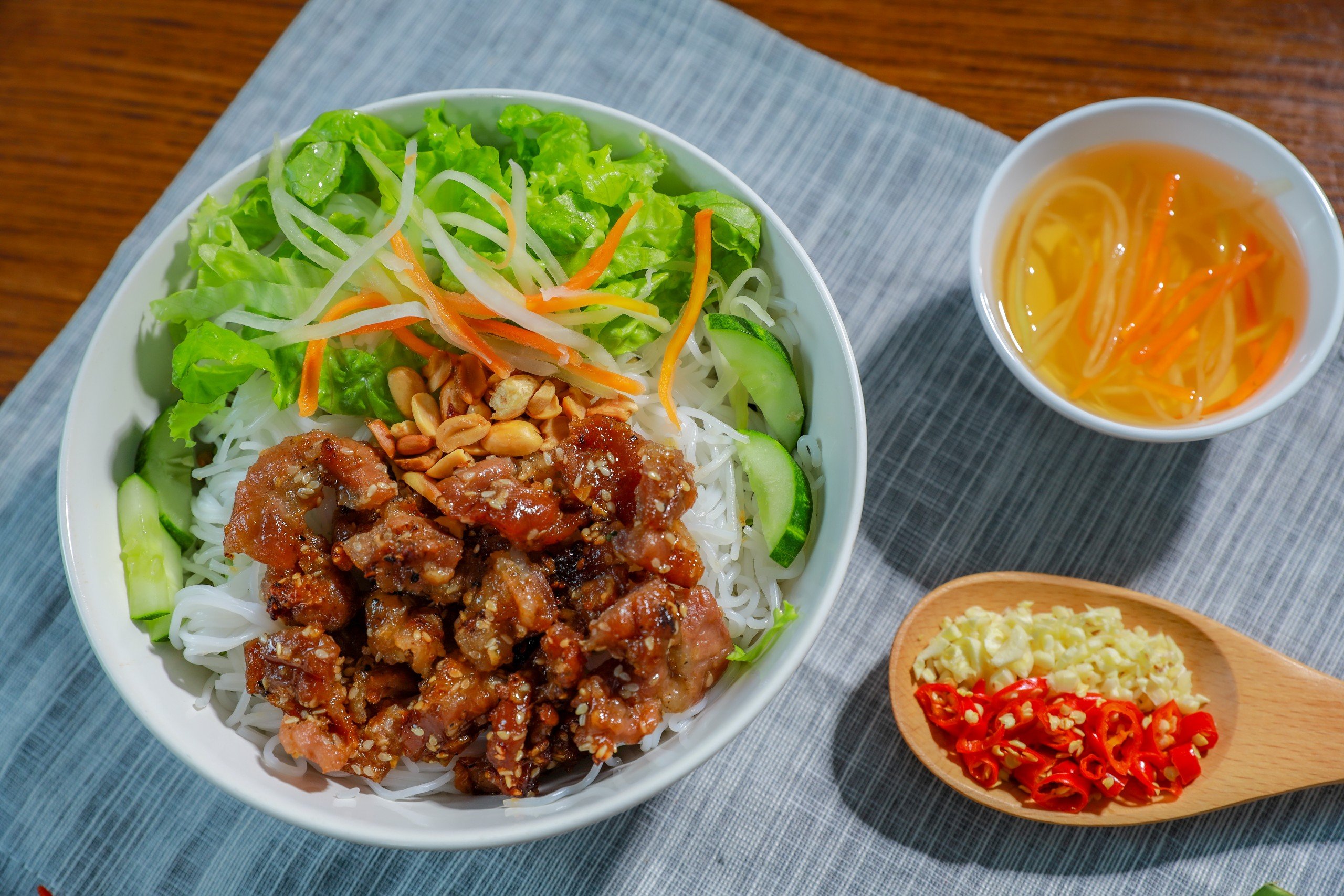 Đặc sản ba miền bún thịt nướng dân dã mà ngon tuyệt vời, cách làm đơn giản, ăn thay thế cả bữa cơm- Ảnh 1. Đặc sản ba miền bún thịt nướng dân dã mà ngon tuyệt vời, cách làm đơn giản, ăn thay thế cả bữa cơm- Ảnh 1.