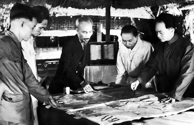 Đại tướng Võ Nguyên Giáp, vị Tổng tư lệnh biết lắng nghe và quyết đoán- Ảnh 1. Ngày 6.12.1953, Bộ Chính trị tổ chức cuộc họp dưới sự chủ trì của Chủ tịch Hồ Chí Minh để nghe Tổng Quân ủy báo cáo, duyệt lần cuối kế hoạch tác chiến Đông Xuân 1953-1954, đồng thời quyết định mở chiến dịch Điện Biên Phủ