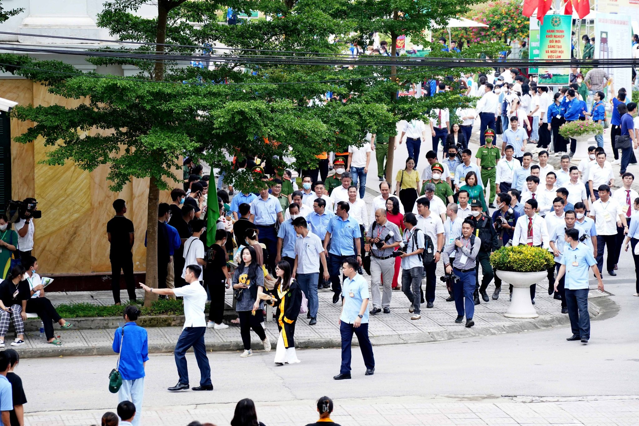 Đằng sau bức ảnh báo chí đẹp, lan toả là sự dấn thân thầm lặng của những Đằng sau bức ảnh báo chí đẹp, lan toả là sự dấn thân thầm lặng của những