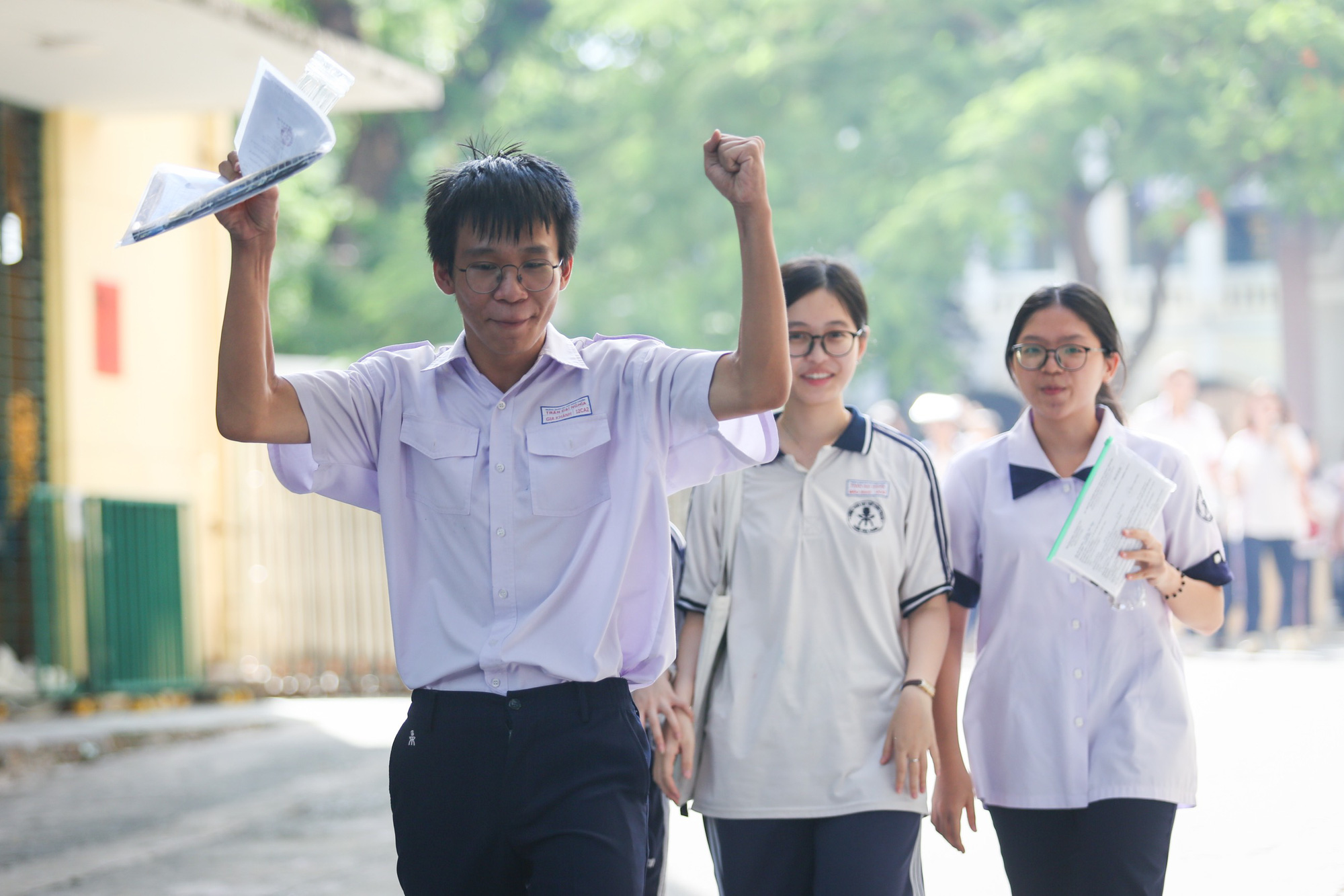 Thí sinh sau giờ thi môn ngoại ngữ, kết thúc kì thi tốt nghiệp THPT tại điểm thi THPT Chuyên Trần Đại Nghĩa - Ành: PHƯƠNG QUYÊN Thí sinh phấn khởi sau giờ thi môn ngoại ngữ "quá dễ" - Ảnh: PHƯƠNG QUYÊN