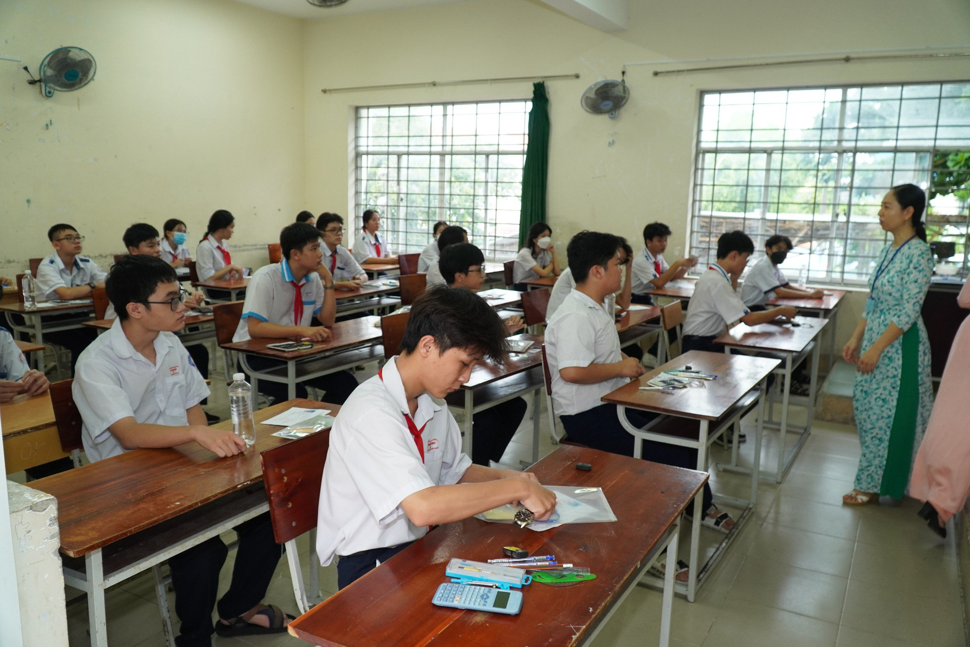 Đề thi vào lớp 10 Cần Thơ, môn Toán và Ngoại ngữ vừa sức học sinh- Ảnh 1. Giáo viên sinh hoạt đầu buổi thi môn Toán tại Hội đồng thi Trường THPT Bùi Hữu Nghĩa (quận Bình Thuỷ, TP Cần Thơ) - Ảnh: T. LŨY
