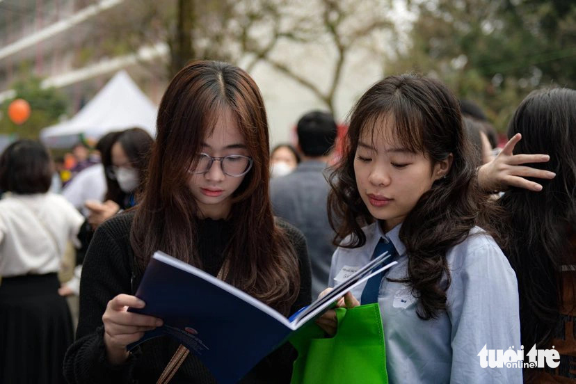 Điểm chuẩn xét học bạ vào Học viện Ngoại giao từ 21,93 điểm- Ảnh 1. Học sinh tham dự Ngày hội tư vấn tuyển sinh - hướng nghiệp năm 2024 do báo Tuổi Trẻ phối hợp các đơn vị tổ chức - Ảnh: NAM TRẦN