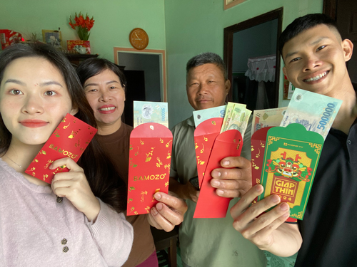 Phương Thảo (bìa trái) trân quý từng phút giây sum vầy cùng gia đình dịp Lễ, Tết Phương Thảo (bìa trái) trân quý từng phút giây sum vầy cùng gia đình dịp Lễ, Tết
