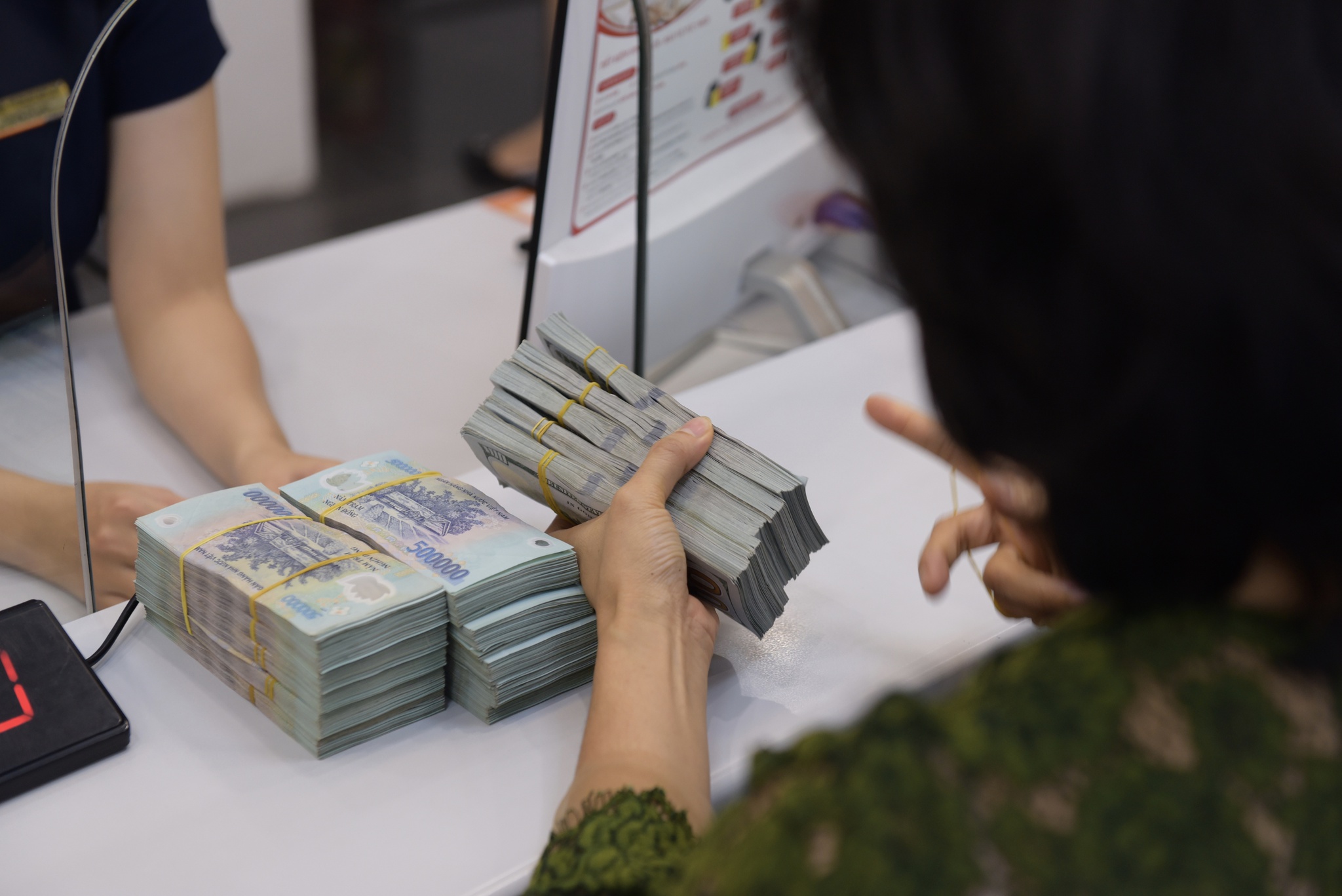 Doanh nghiệp nào đang gửi tiết kiệm hàng chục ngàn tỉ đồng?- Ảnh 1. Doanh nghiệp nào đang gửi tiết kiệm hàng chục ngàn tỉ đồng?- Ảnh 1.