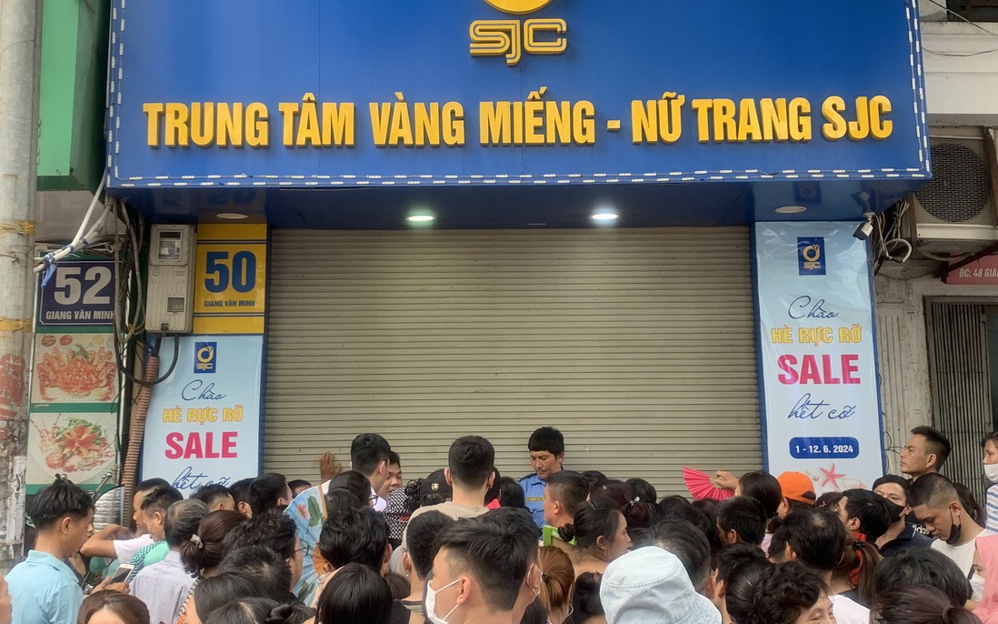 Đội nắng nóng chờ đợi, chen chúc xô đẩy, cãi cọ để mua vàng