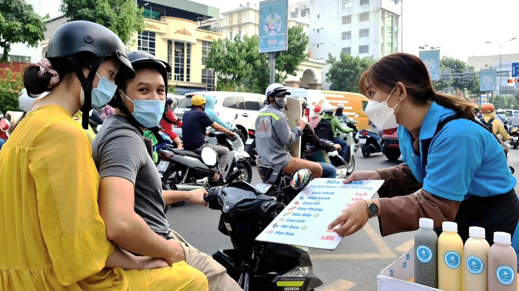 Đời sinh viên tất tả vừa học vừa làm ở Sài Gòn- Ảnh 1. Cuộc sống xa nhà giữa thành phố, không ít sinh viên phải tìm việc làm thêm tự trang trải cuộc sống để theo đuổi việc học - Ảnh: CÔNG TRIỆU