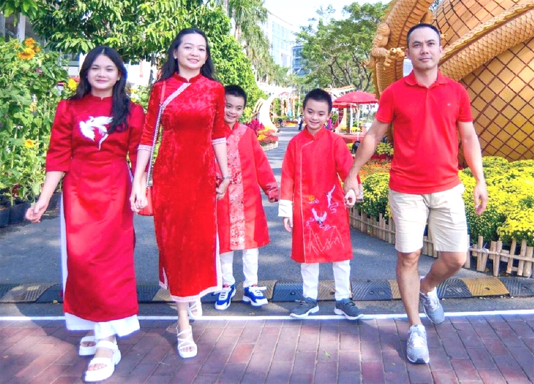 Đồng hành cùng con, đừng sống thay cuộc đời con!- Ảnh 1. Đồng hành cùng con bằng lắng nghe, chia sẻ và tư vấn giúp con chọn lựa đúng đắn nhất - Ảnh minh họa: Q.ĐỊNH