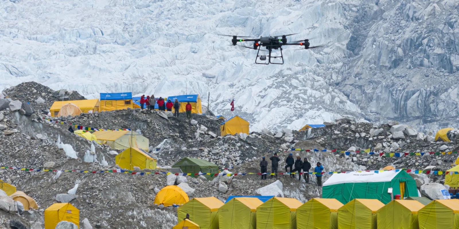 Đưa đồ tiếp tế bằng máy bay không người lái lên đỉnh Everest - Ảnh 1. Đưa đồ tiếp tế bằng máy bay không người lái lên đỉnh Everest - Ảnh 1.