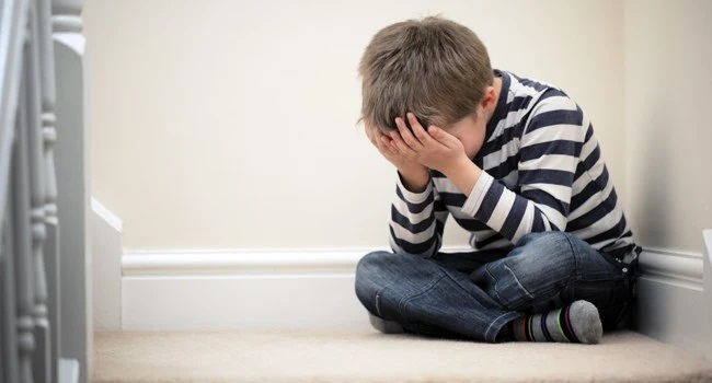 Đứa trẻ đang bị căng thẳng, lo lắng sẽ có 8 dấu hiệu điển hình nhưng người lớn lại khó nhận ra- Ảnh 1. Đứa trẻ đang bị căng thẳng, lo lắng sẽ có 8 dấu hiệu điển hình nhưng người lớn lại khó nhận ra- Ảnh 1.
