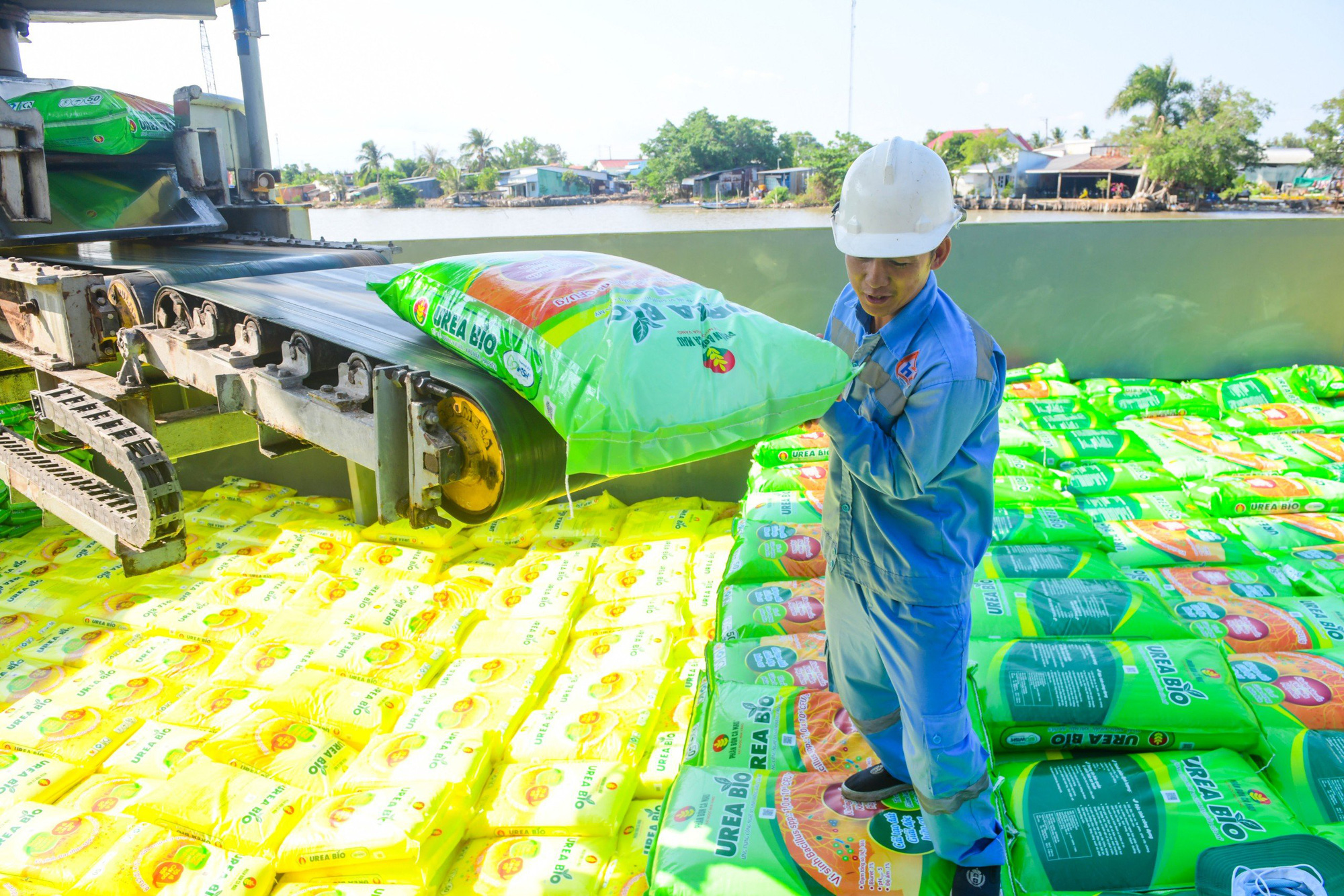 Nhiều đại biểu Quốc hội và chuyên gia cho rằng việc áp mức 5% thuế VAT với phân bón sẽ làm tăng gánh nặng cho nông dân - Ảnh: QUANG ĐỊNH Nhiều đại biểu Quốc hội và chuyên gia cho rằng việc áp mức 5% thuế VAT với phân bón sẽ làm tăng gánh nặng cho nông dân - Ảnh: QUANG ĐỊNH