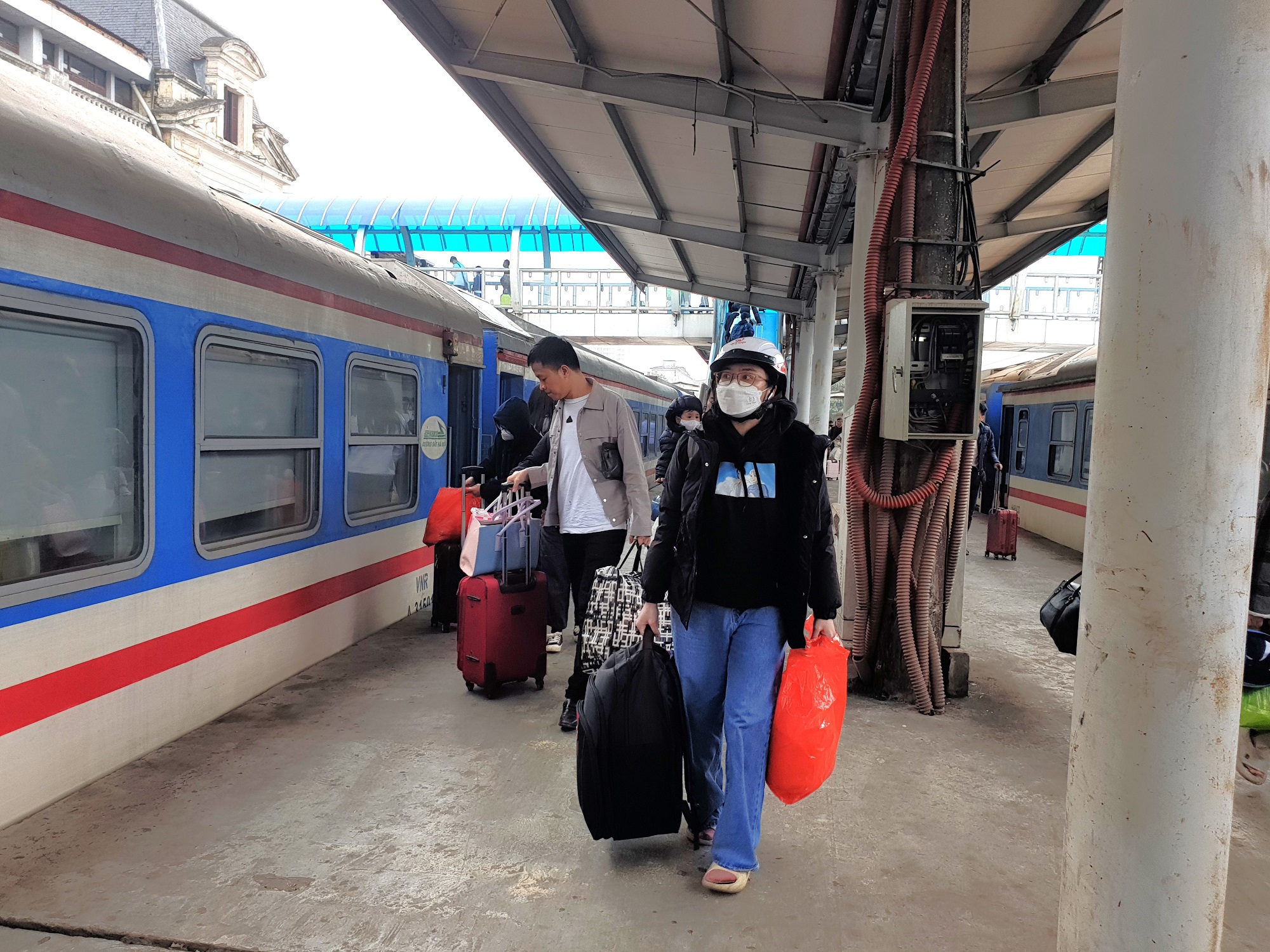 Đường sắt mở bán vé tàu các tuyến phía Bắc dịp nghỉ lễ 30/4- Ảnh 1. Đường sắt mở bán vé tàu các tuyến phía Bắc dịp nghỉ lễ 30/4- Ảnh 1.