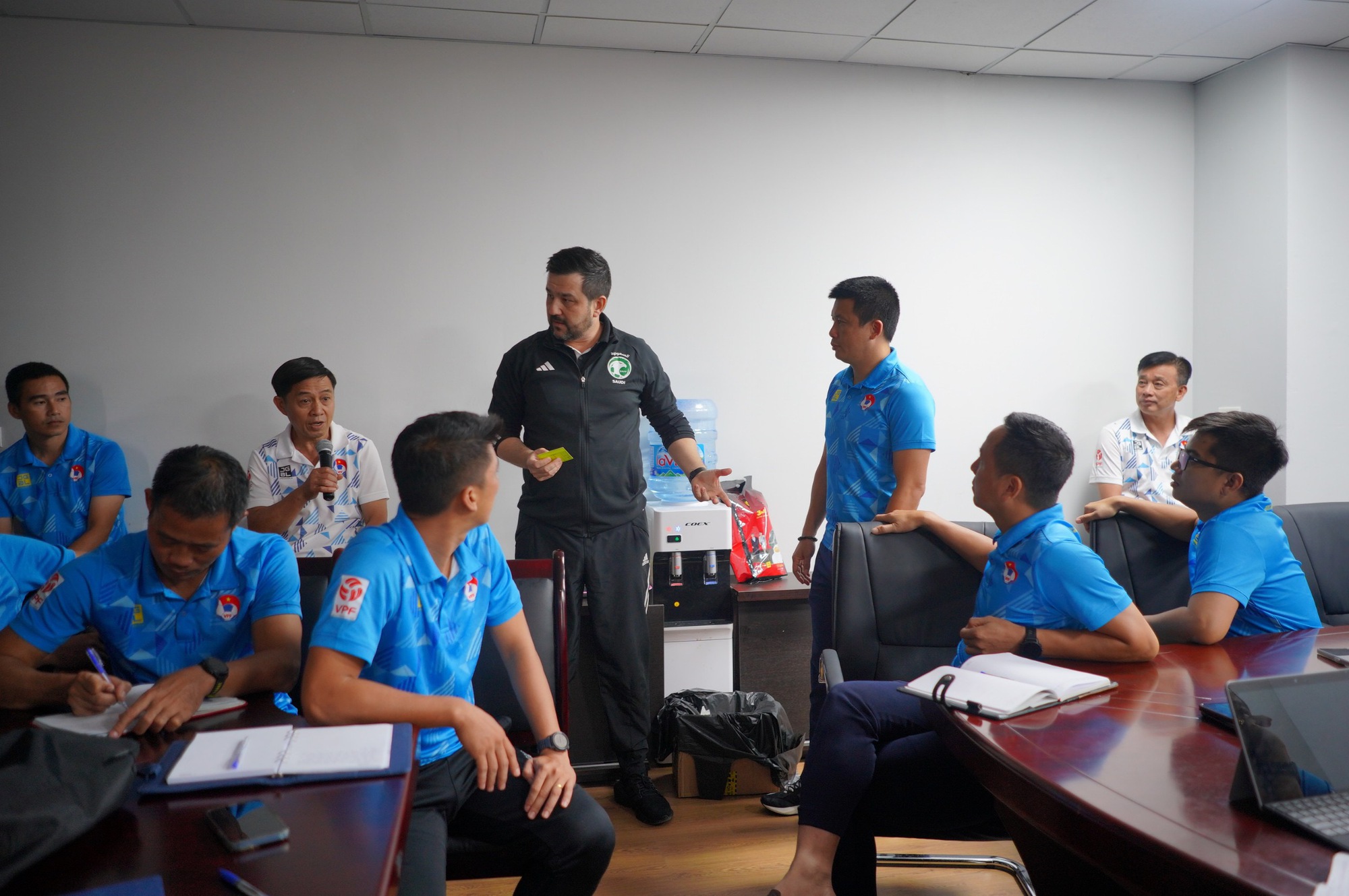 FIFA thử thách cực độ và nói điều thật lòng về trọng tài lẫn VAR tại V-League- Ảnh 1. FIFA thử thách cực độ và nói điều thật lòng về trọng tài lẫn VAR tại V-League- Ảnh 1.