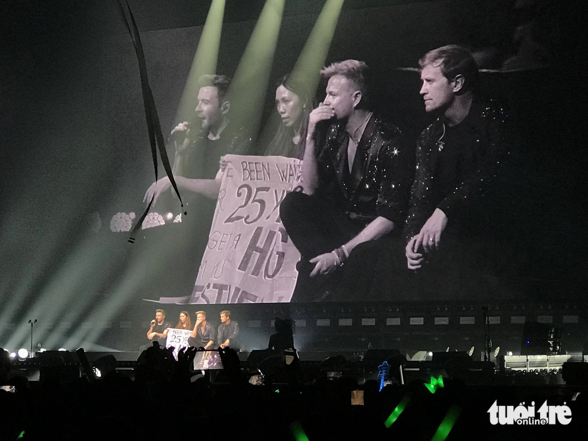 Fan ruột ôm Westlife chặt cứng, Hà Nội ‘bão’ rất to đêm qua- Ảnh 2. Băng rôn chờ 25 năm để ôm thần tượng của chị Hoa - Ảnh: ĐẬU DUNG