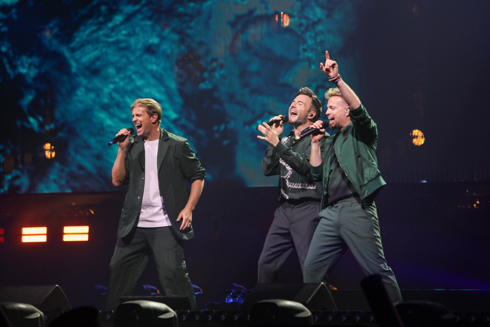 Fan ruột ôm Westlife chặt cứng, Hà Nội ‘bão’ rất to đêm qua- Ảnh 1. Hai đêm diễn tại Hà Nội nằm trong tour diễn toàn cầu của nhóm nhạc Westlife - Ảnh: DANH KHANG