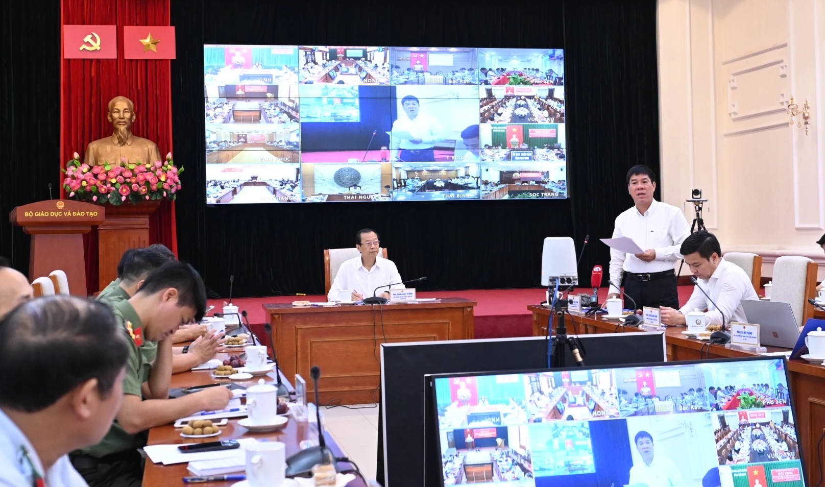 Gần 67.000 thí sinh miễn thi ngoại ngữ- Ảnh 2. Gần 67.000 thí sinh miễn thi ngoại ngữ- Ảnh 2.