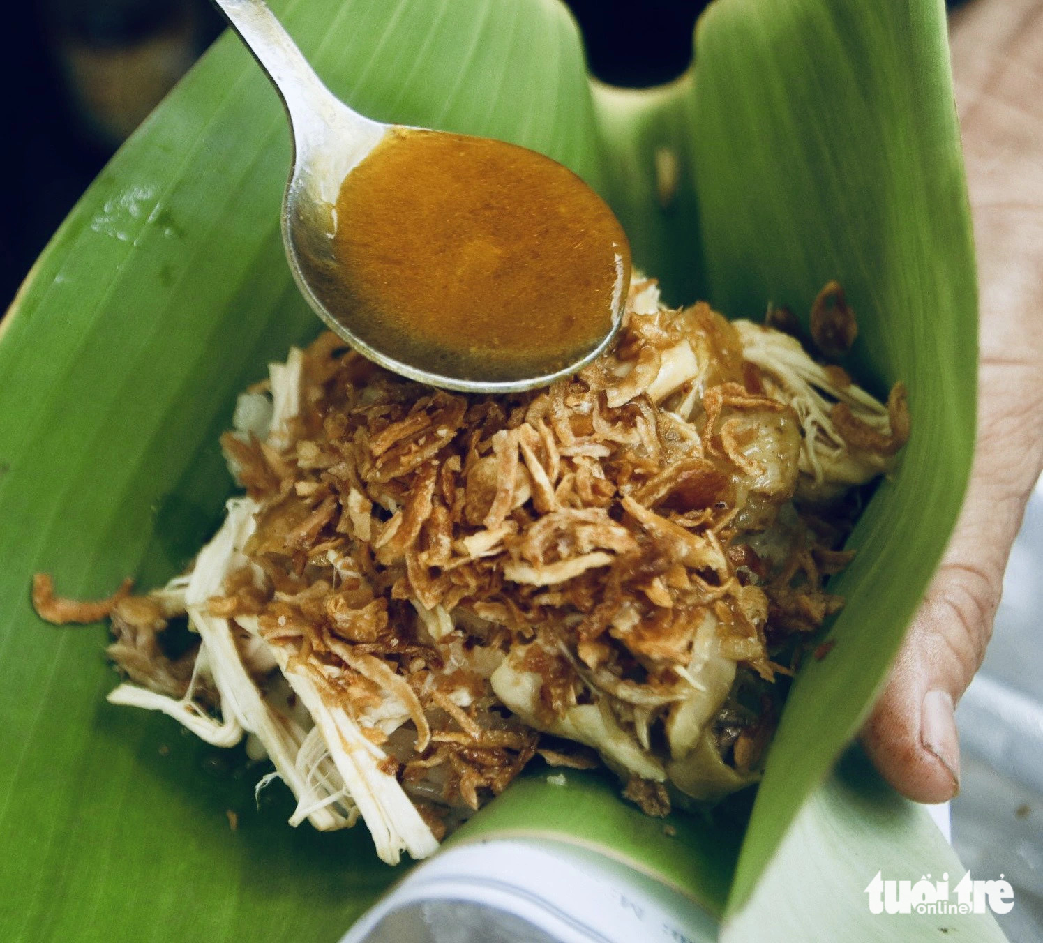 Gánh xôi gà cô Lệ hơn 30 năm ở ngã tư trung tâm Sài Gòn, đón nhận biết bao chân tình- Ảnh 1. Một gói xô gà xé có giá 30.000 đồng - Ảnh: HỒ LAM