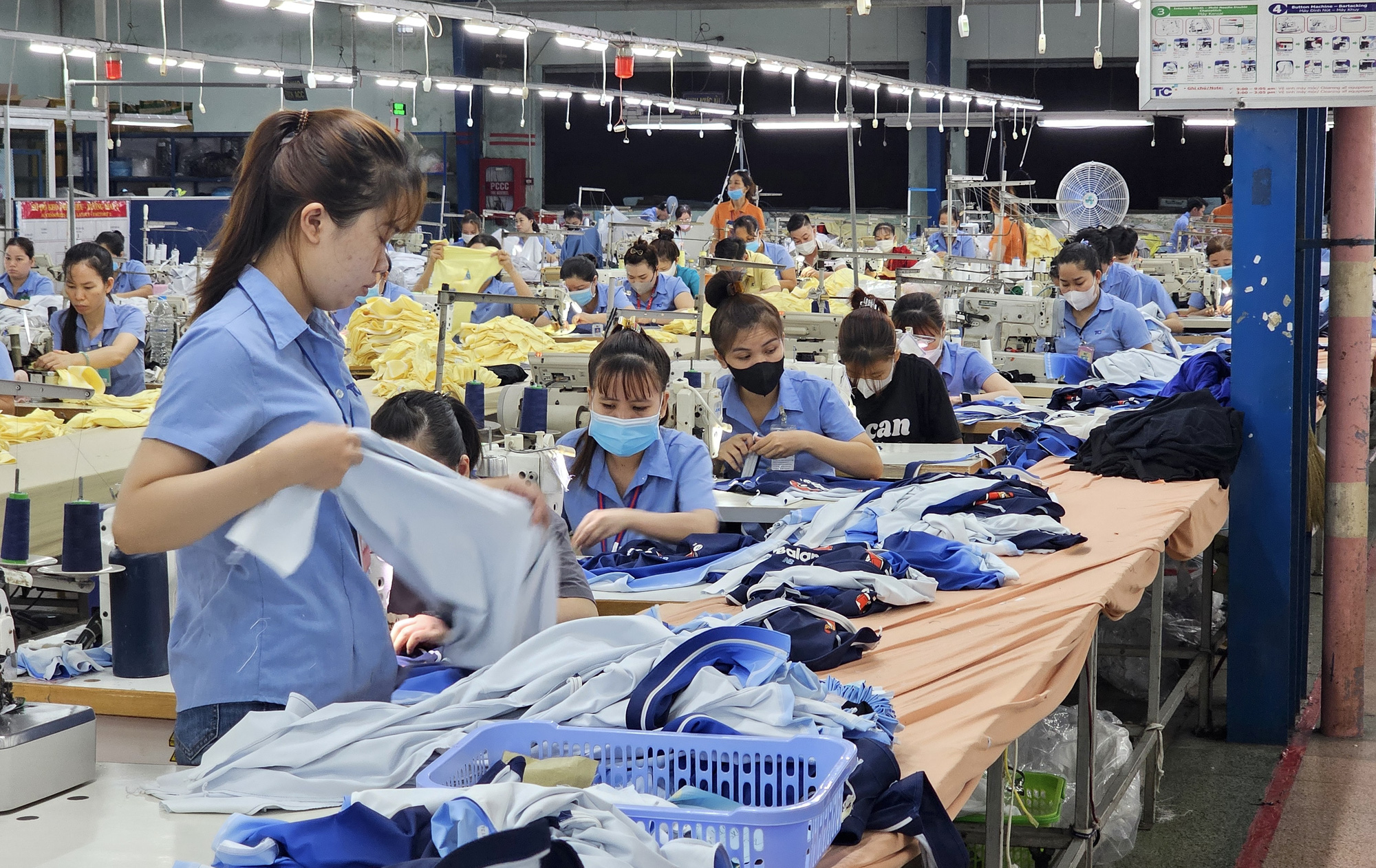 Việc gia hạn thông tư 02 thêm 6 tháng sẽ giúp các doanh nghiệp giảm áp lực tài chính, trả nợ vay - Ảnh: NGỌC HIỂN Việc gia hạn thông tư 02 thêm 6 tháng sẽ giúp các doanh nghiệp giảm áp lực tài chính, trả nợ vay - Ảnh: NGỌC HIỂN