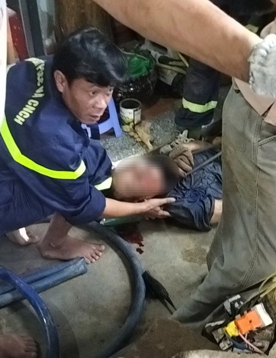 Giải cứu người đàn ông bị thương ở giếng sâu 30m- Ảnh 1. Hiện trường vụ giải cứu nạn nhân bị thương ở dưới giếng sâu - Ảnh: Công an cung cấp