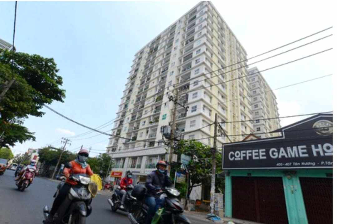 Giải quyết nhanh bất động sản 'tâm trạng'- Ảnh 1. Chung cư Khang Gia (Tân Phú) là một trong 60 chung cư ở TP do thế chấp cho ngân hàng nên nhiều hộ dân mua nhà tại đây chưa được cấp sổ - Ảnh: QUANG ĐỊNH