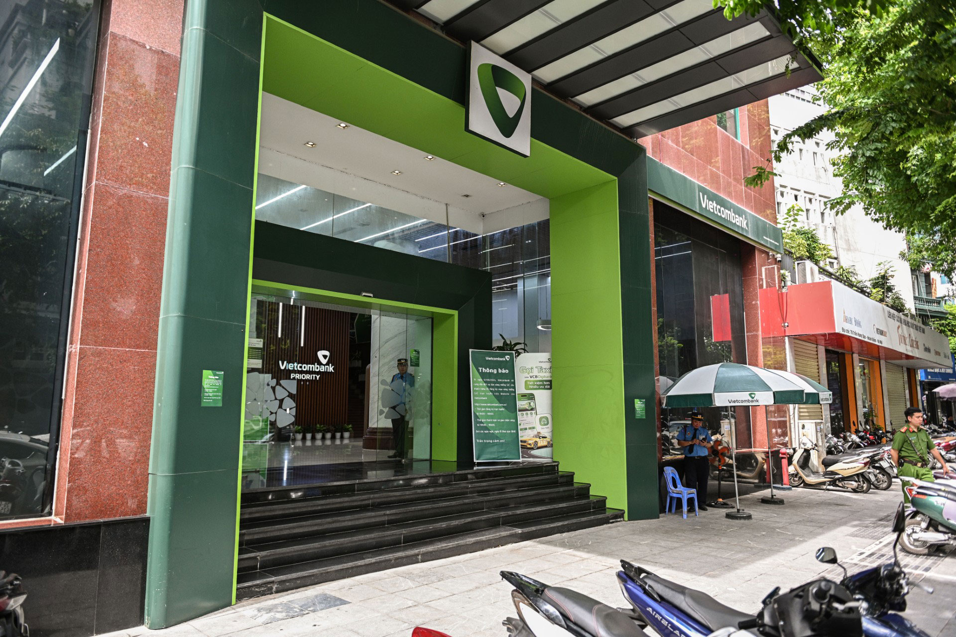 Chi nhánh Vietcombank Ba Đình, Hà Nội chiều 12-6 khá vắng vẻ sau khi triển khai phương án đăng ký mua vàng trực tuyến Ảnh: BÌNH AN Chi nhánh Vietcombank Ba Đình, Hà Nội chiều 12-6 khá vắng vẻ sau khi triển khai phương án đăng ký mua vàng trực tuyến Ảnh: BÌNH AN