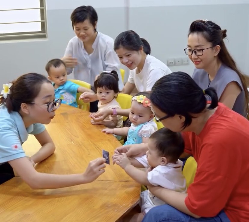 Giáo dục sớm – lớp học trẻ ngồi lẫn với phụ huynh- Ảnh 1. Giáo dục sớm – lớp học trẻ ngồi lẫn với phụ huynh- Ảnh 1.