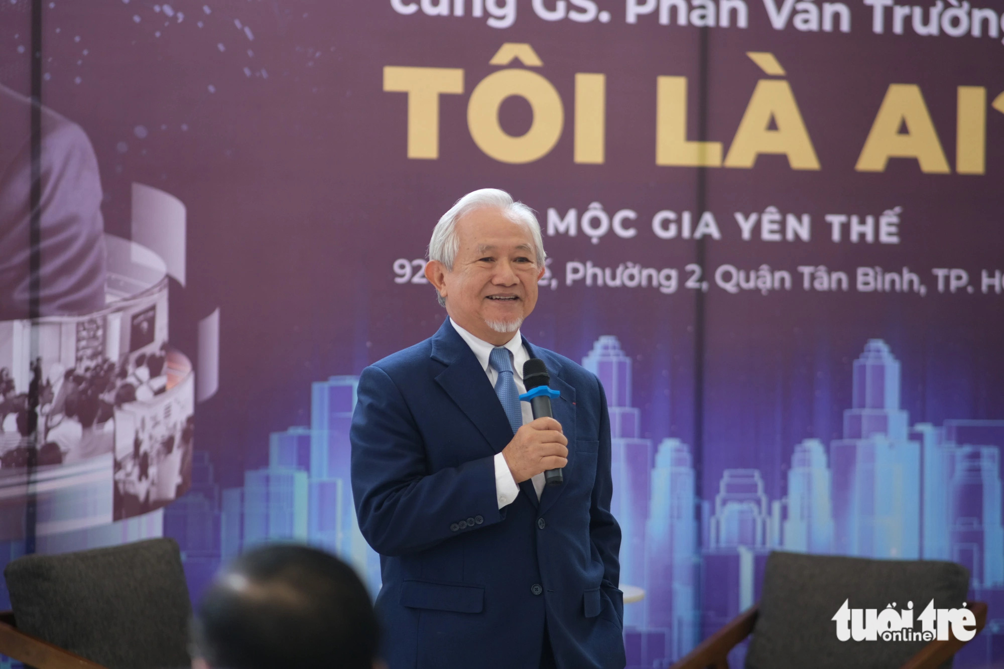 Giáo sư Phan Văn Trường: Thời đại AI, khả năng xây dựng thêm giá trị mới quan trọng- Ảnh 1. Giáo sư Phan Văn Trường, người sáng lập Hệ sinh thái Cấy Nền chia sẻ chủ đề 'Tôi là ai? - Ảnh: NGỌC PHƯỢNG