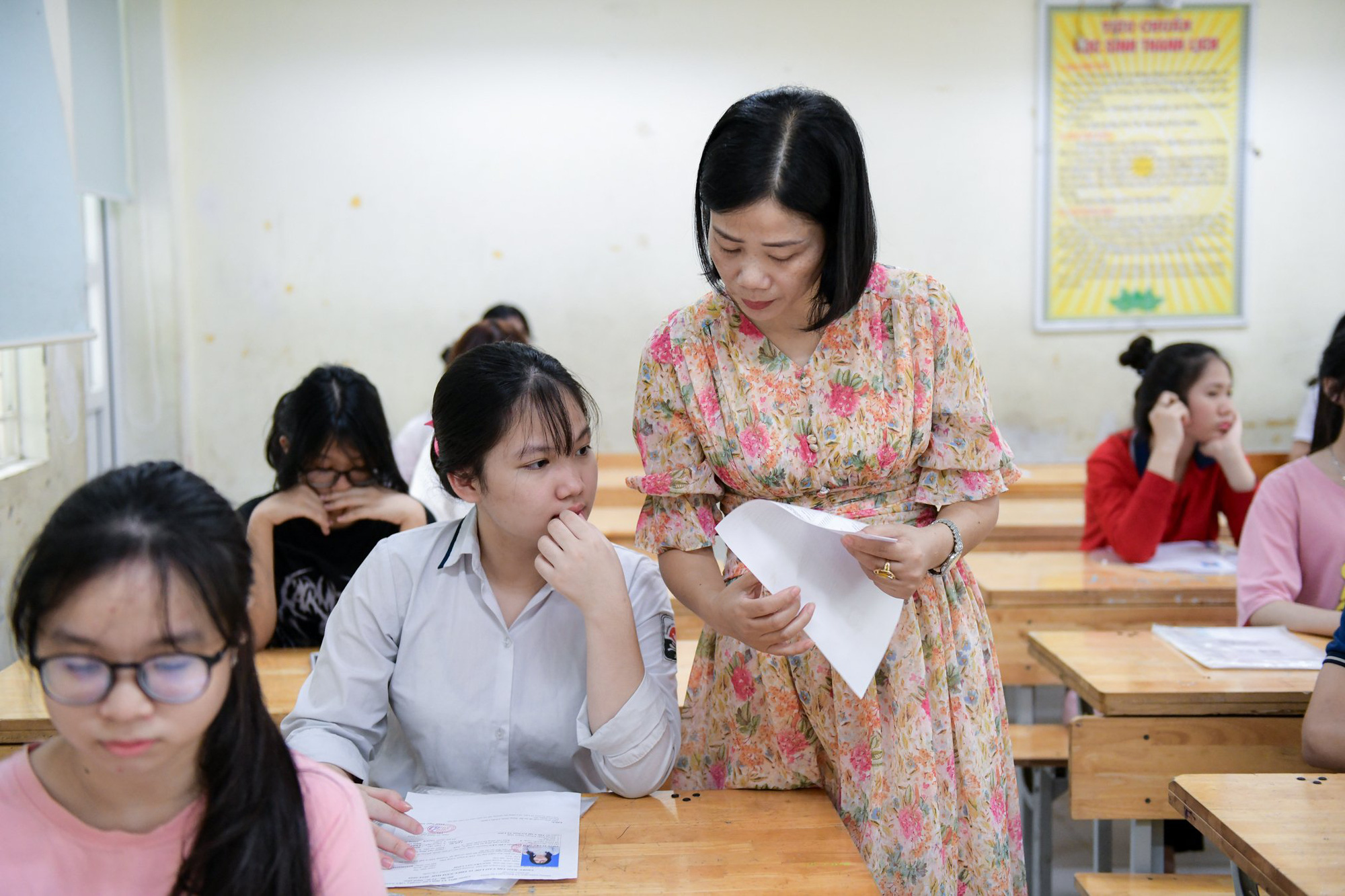 Hà Nội công bố điểm thi vào lớp 10 năm học 2024-2025- Ảnh 1. Giám thị kiểm tra thông tin thí sinh trong buổi làm thủ tục dự thi vào lớp 10 tại Hà Nội - Ảnh: NAM TRẦN