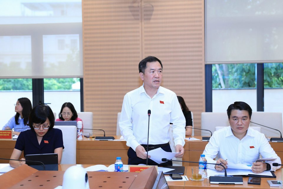 Trưởng Ban Đô thị HĐND TP Đàm Văn Huân nêu câu hỏi tại phiên giải trình