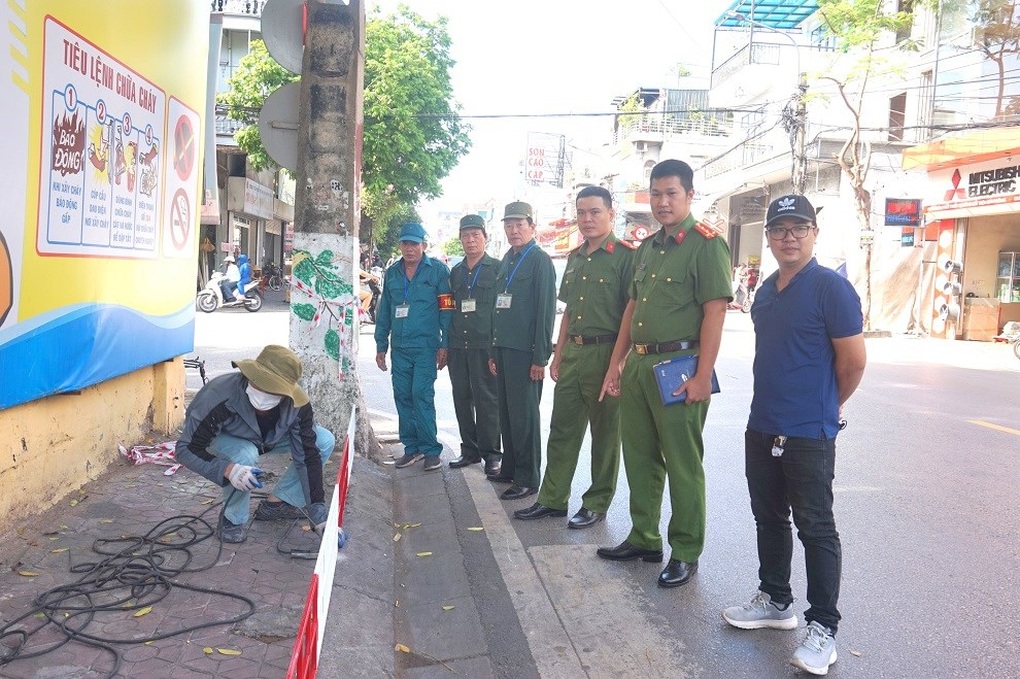 Hải Phòng thí điểm lắp dải phân cách vỉa hè để ngăn ô tô đỗ - 1 Hải Phòng thí điểm lắp dải phân cách vỉa hè để ngăn ô tô đỗ - 1