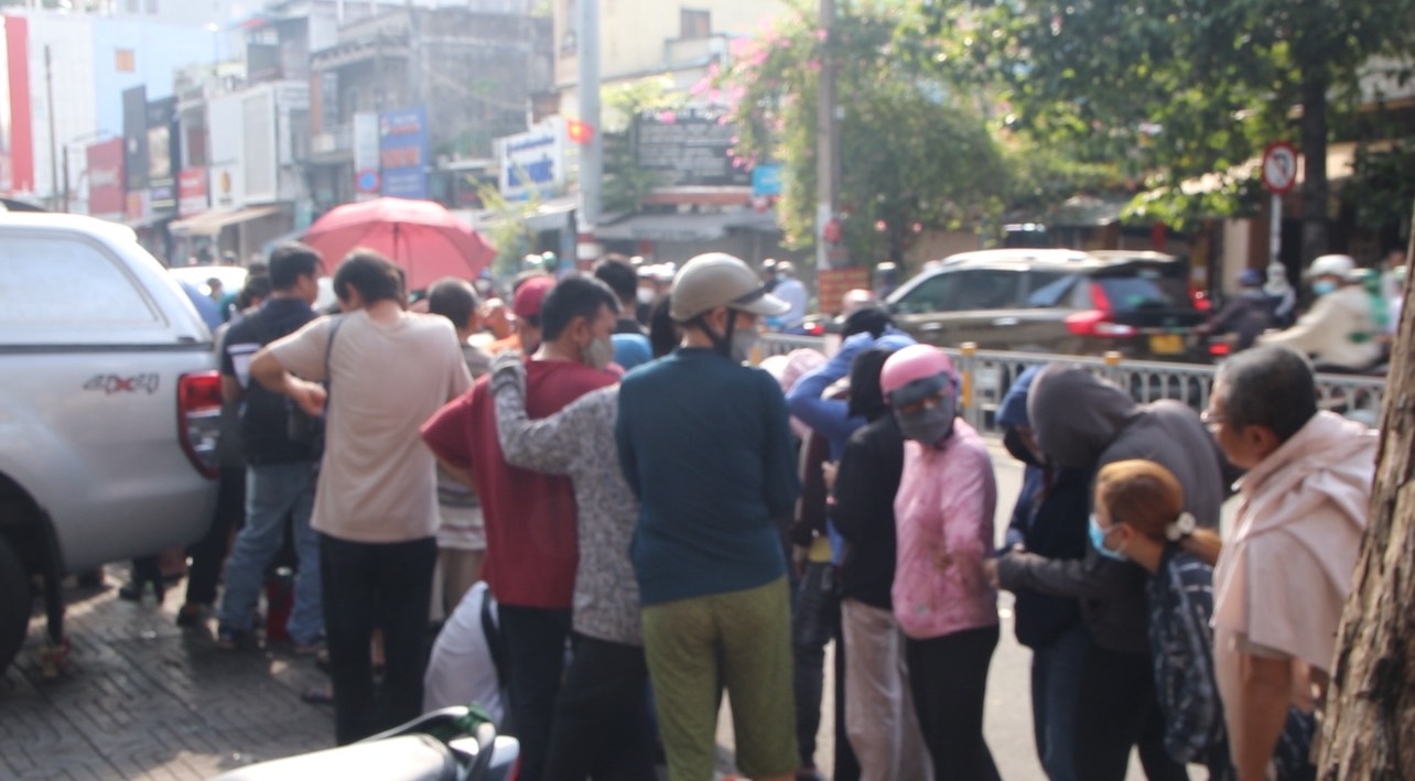 Hàng trăm người xếp hàng trước trụ sở Công ty SJC để lấy số, chờ mua vàng- Ảnh 1. Hàng trăm người xếp hàng trước trụ sở Công ty SJC để lấy số, chờ mua vàng- Ảnh 1.