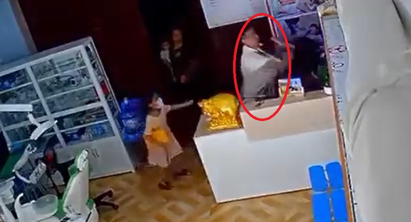 Hành hung vợ cũ vì không được đón con đi chơi- Ảnh 1. Hành hung vợ cũ vì không được đón con đi chơi- Ảnh 1.