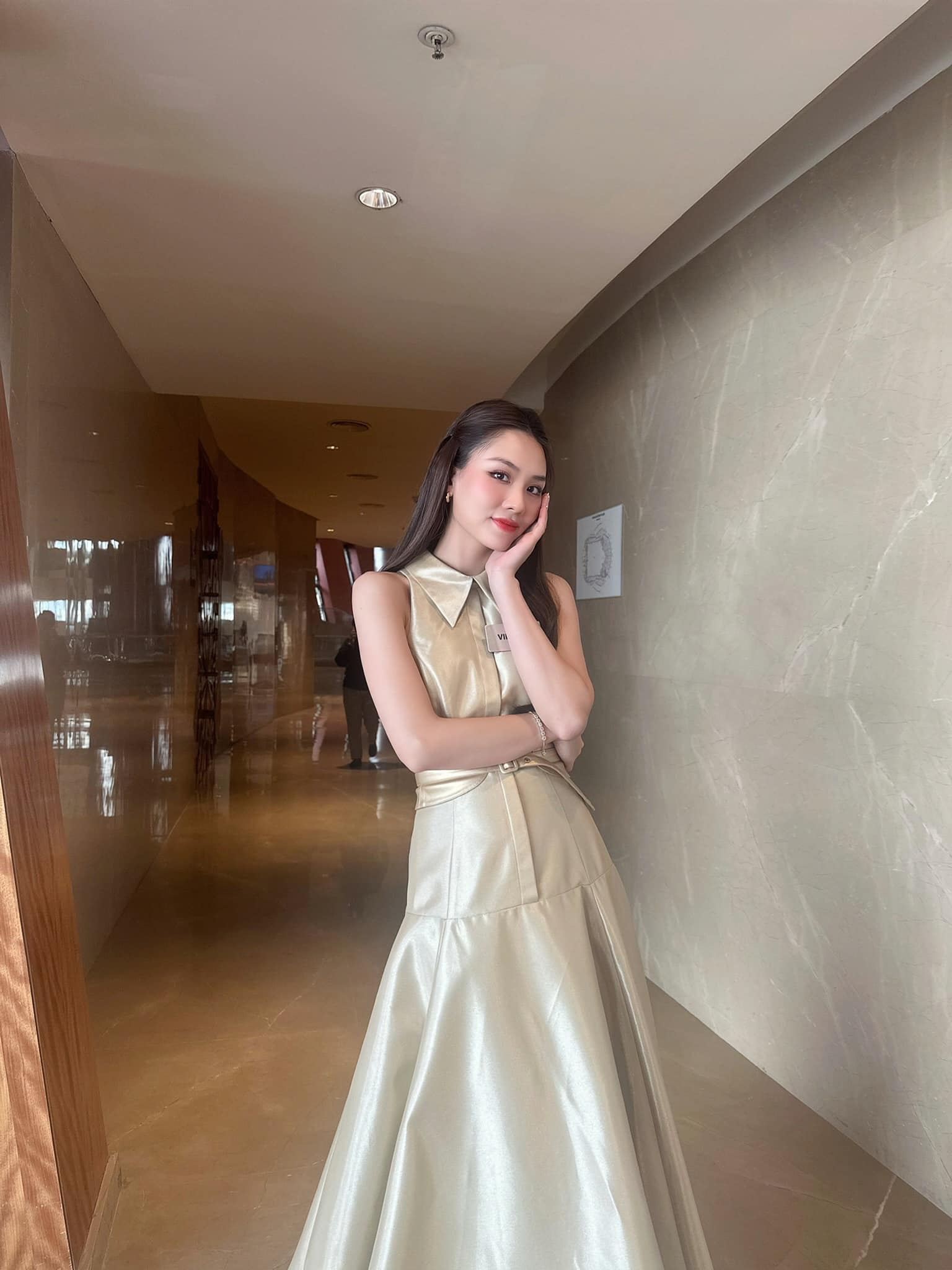 Hoa hậu Mai Phương nhận Hoa hậu Mai Phương nhận