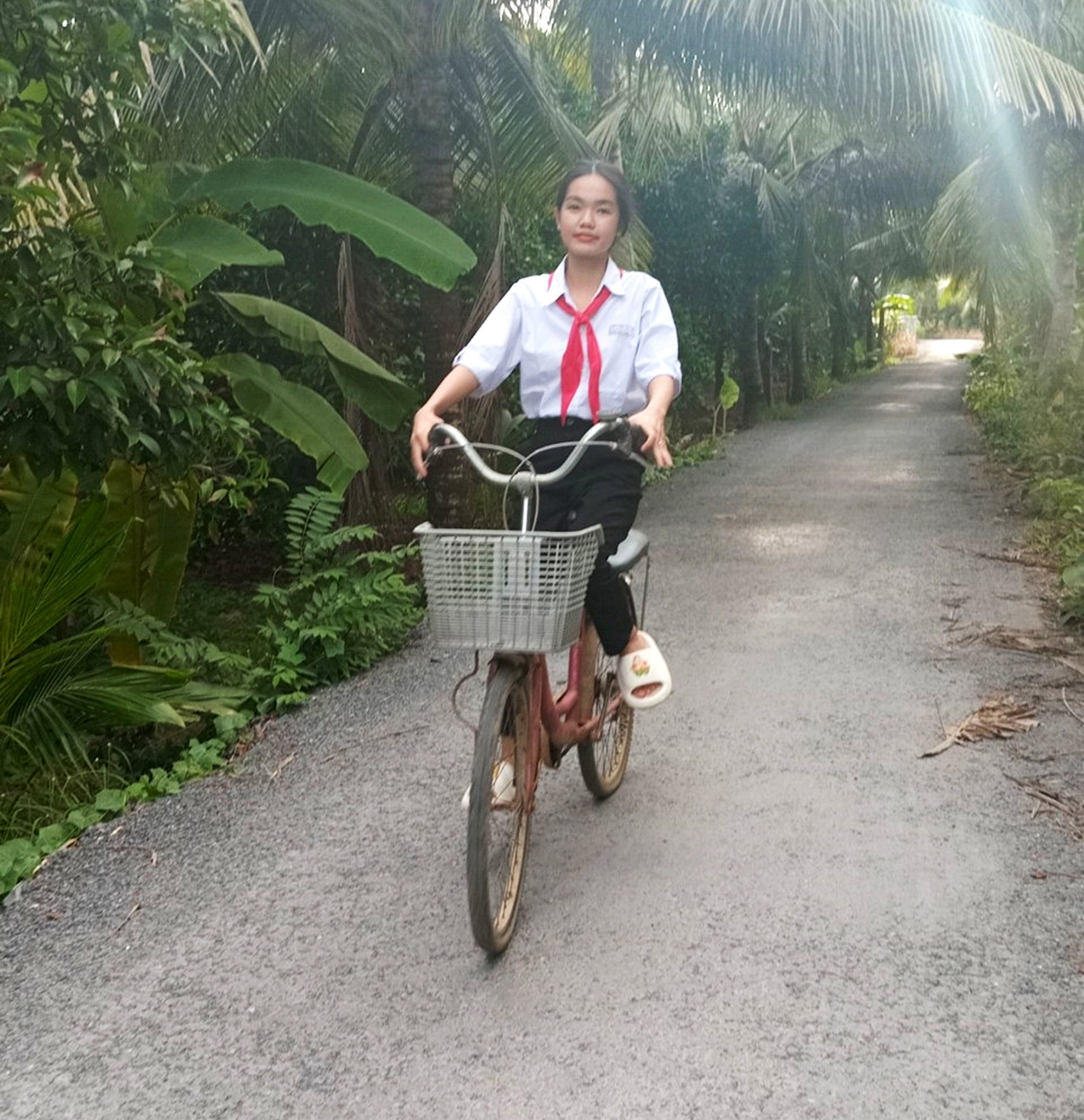 Học bổng Chắp cánh ước mơ: Lớn lên giữa nghịch cảnh- Ảnh 1. Chiếc xe đạp đồng hành cùng Nguyễn Khánh Ngân mỗi ngày đến trường là món quà được nhà hảo tâm thương tặng - Ảnh: VĂN DỰ