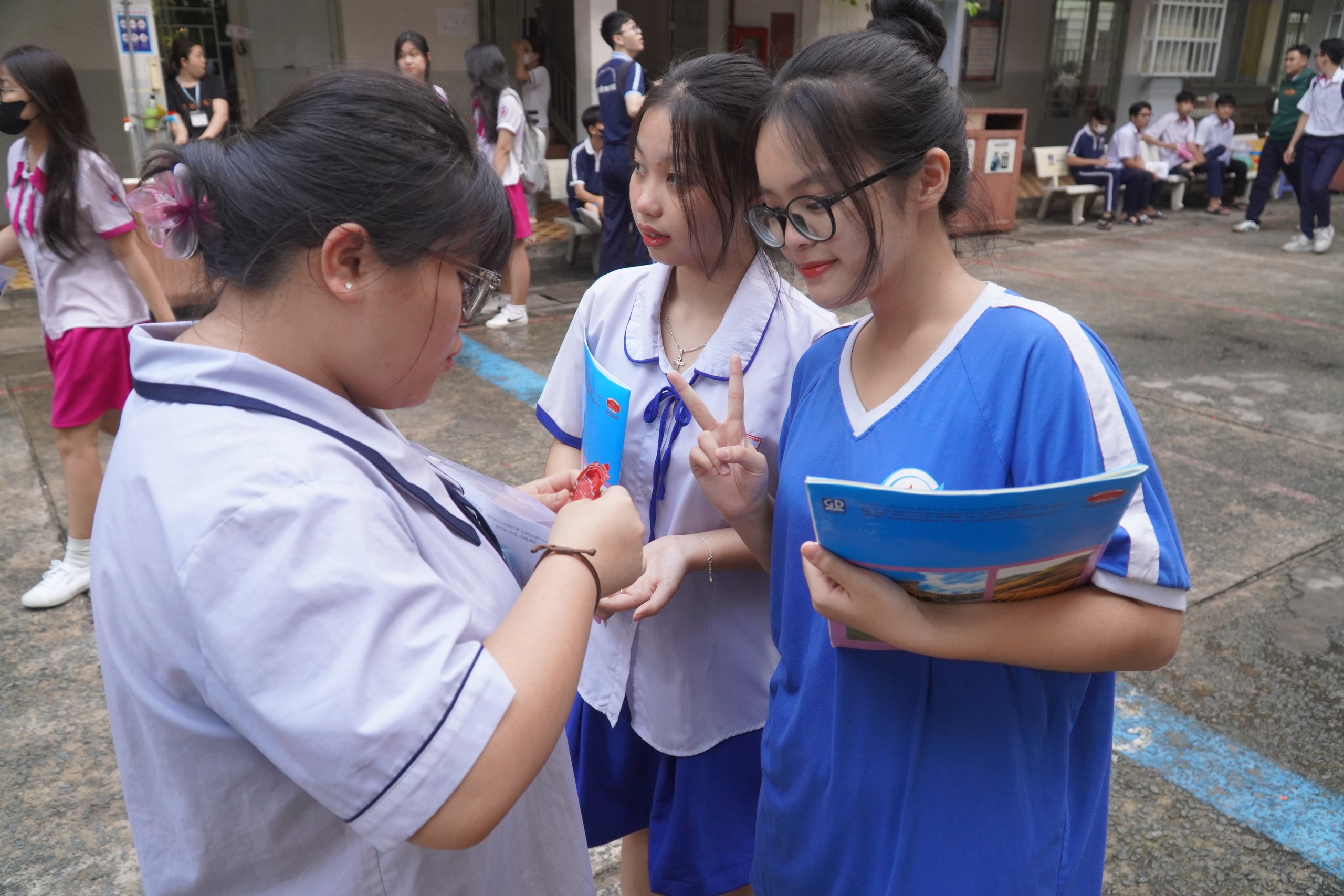 Hơn 1 triệu thí sinh cả nước bước vào môn thi tổ hợp - Ảnh 1. Hơn 1 triệu thí sinh cả nước bước vào môn thi tổ hợp - Ảnh 1.