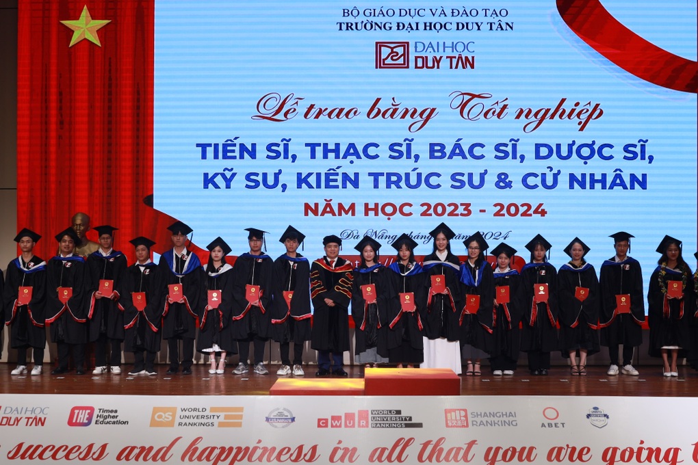 Hơn 2.000 tiến sĩ, bác sĩ, cử nhân ĐH Duy Tân nhận bằng tốt nghiệp - 1 Hơn 2.000 tiến sĩ, bác sĩ, cử nhân ĐH Duy Tân nhận bằng tốt nghiệp - 1