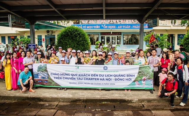 Hơn 300 khách đến Quảng Bình bằng tàu charter - Ảnh 1. Hơn 300 khách đến Quảng Bình bằng tàu charter - Ảnh 1.
