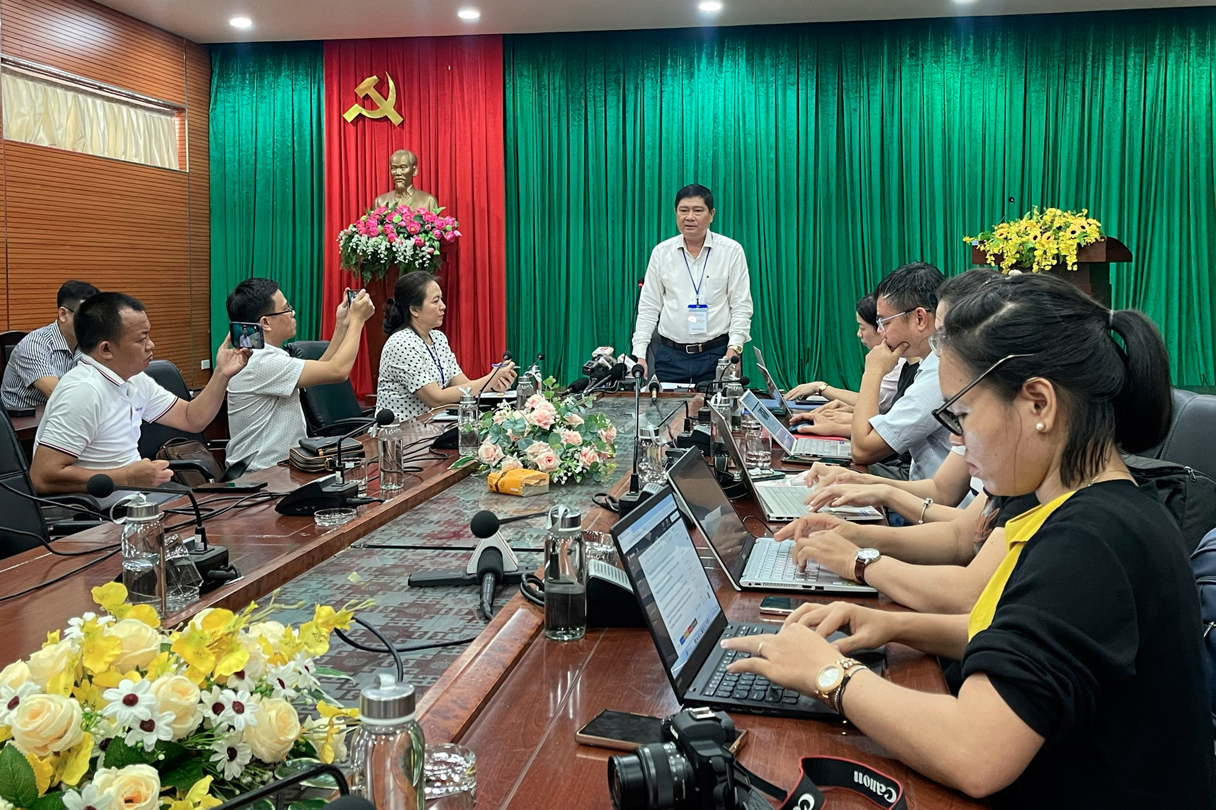 Hơn 7.000 học sinh không đậu trường THPT công lập ở Đắk Lắk sẽ đi về đâu?- Ảnh 1. Hơn 7.000 học sinh không đậu trường THPT công lập ở Đắk Lắk sẽ đi về đâu?- Ảnh 1.