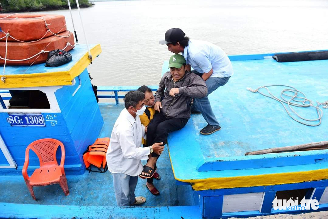 Huỳnh Tấn Tài, chàng trai chạy thận giai đoạn cuối ở xã đảo Thạnh An qua đời- Ảnh 1. Nếu không có các bác xe ôm và chủ ghe hỗ trợ, anh Tài không thể lên ghe và lên bờ vào đất liền chạy thận - Ảnh: DUYÊN PHAN