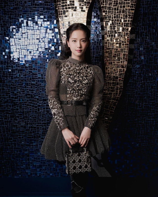 Jisoo vượt mặt Lisa với tạo hình công chúa- Ảnh 1. Jisoo vượt mặt Lisa với tạo hình công chúa- Ảnh 1.