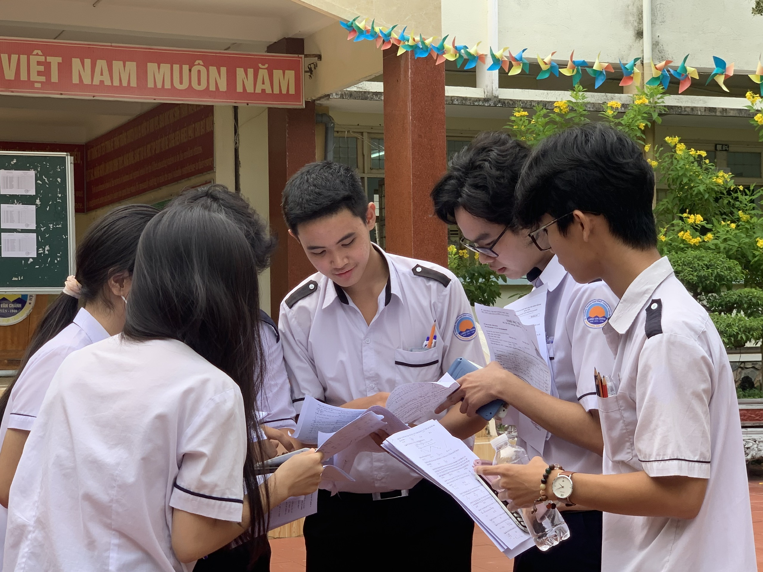 Thi tốt nghiệp THPT 2024: 'Kẻ cười, người khóc' vì đề thi môn toán- Ảnh 1. Thi tốt nghiệp THPT 2024: 'Kẻ cười, người khóc' vì đề thi môn toán- Ảnh 1.