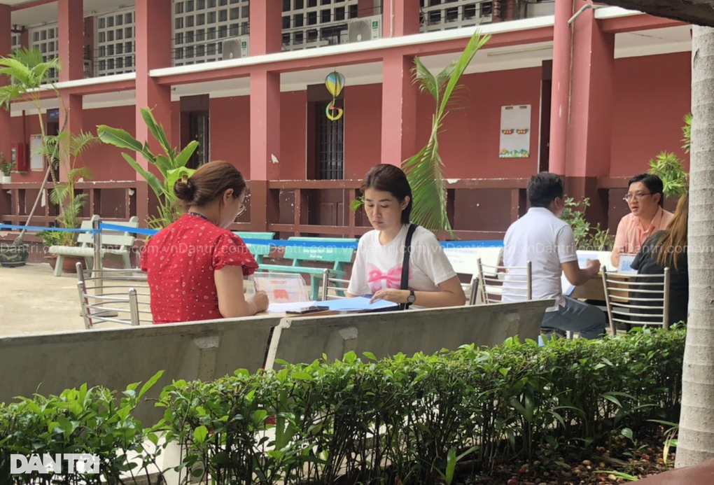 Kẻ khóc, người cười vụ xếp hàng xuyên đêm mua hồ sơ vào lớp 1 ở TPHCM - 3 Kẻ khóc, người cười vụ xếp hàng xuyên đêm mua hồ sơ vào lớp 1 ở TPHCM - 3