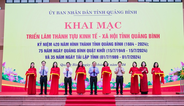 Khai mạc triển lãm "Quảng Bình hào khí 420 năm" - Ảnh 1. Khai mạc triển lãm "Quảng Bình hào khí 420 năm" - Ảnh 1.
