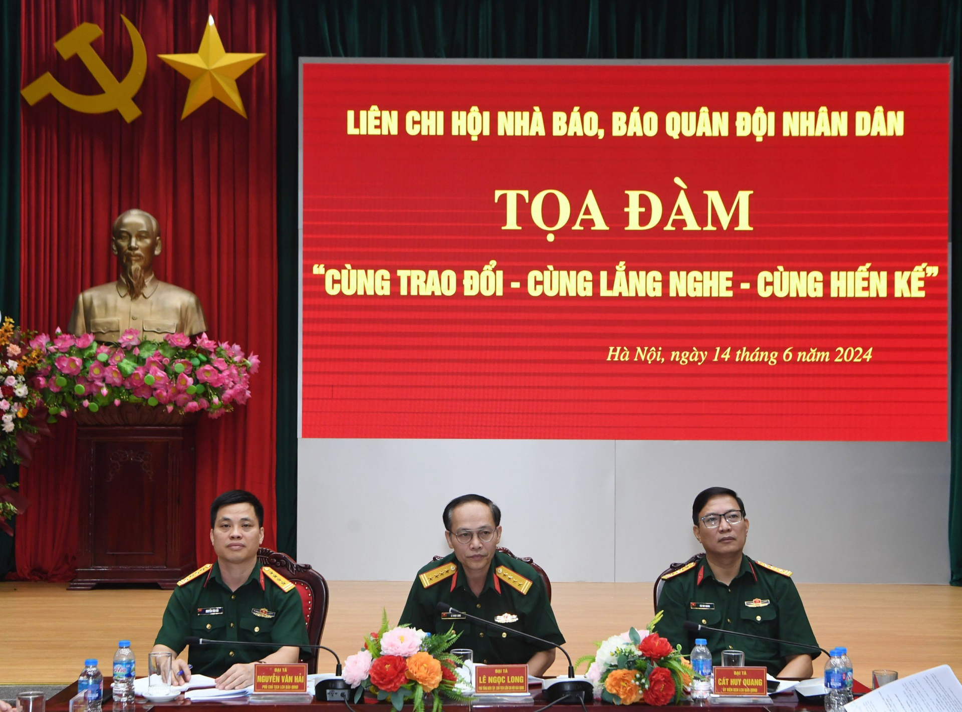 khi nha baocung trao doi cung lang nghe cung hien ke hinh 1