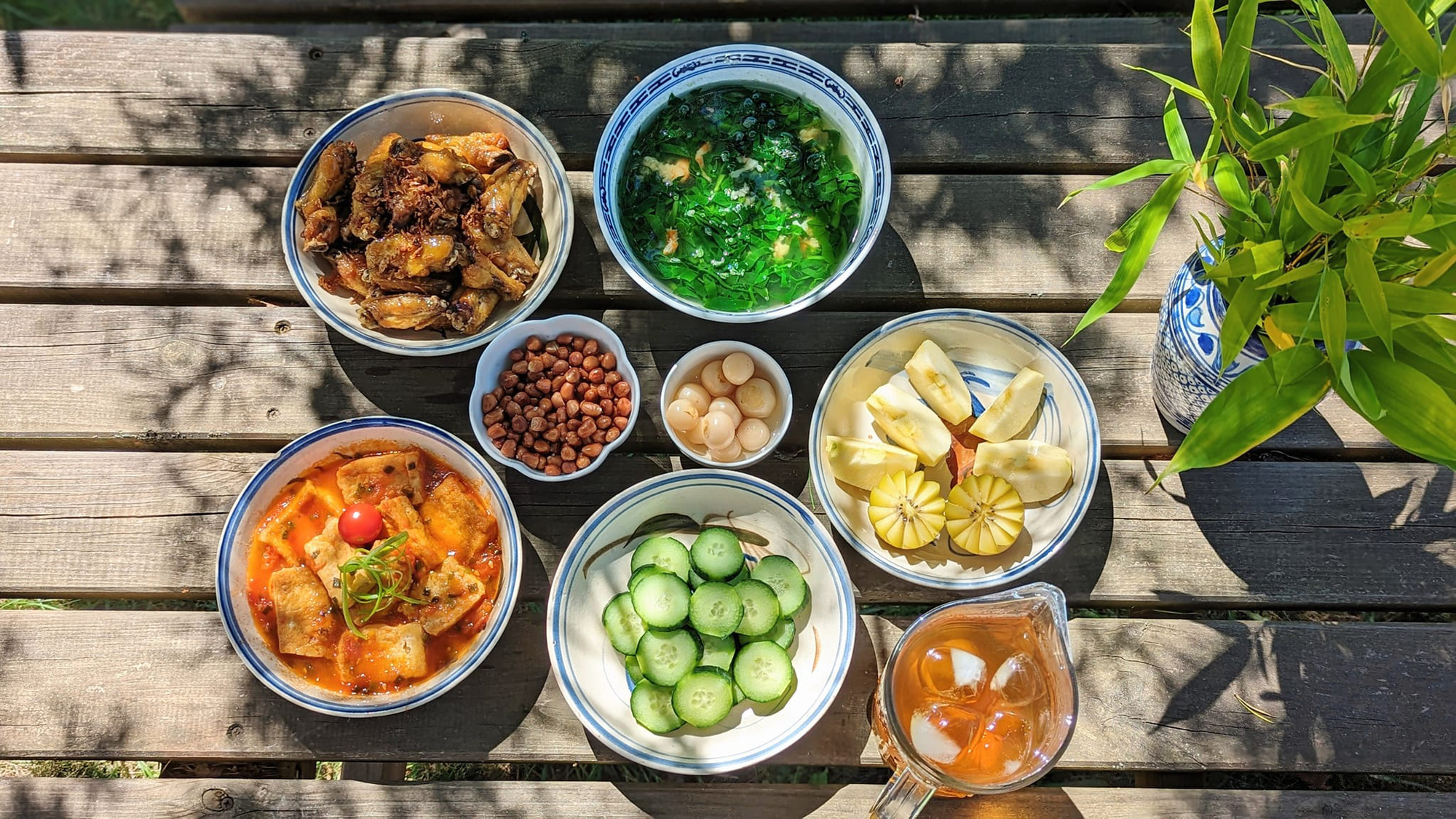 Mâm cơm có canh mồng tơi, cánh gà chiên mắm, đậu phụ sốt cà chua, cà và lạc tự rang - Ảnh: NVCC Mâm cơm có canh mồng tơi, cánh gà chiên mắm, đậu phụ xốt cà chua, cà và lạc tự rang - Ảnh: NVCC